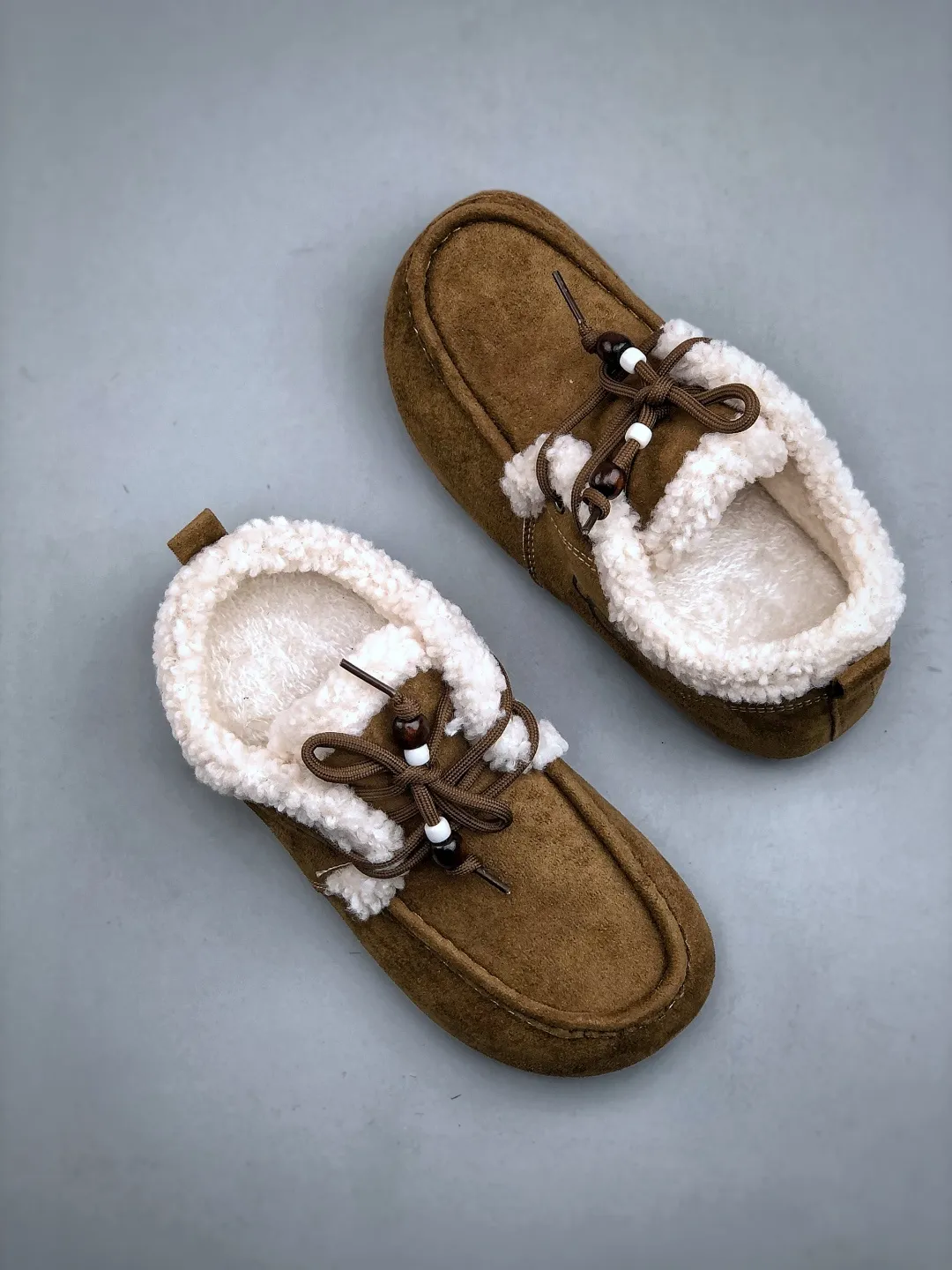 💰260 supports store Z UGG2025ss official website latest hanni thick sole, I love it so much, and it is very light and easy to wear. When paired with socks, it has a super sweet girly feel. Dopamine color, full of vitality, really super girl ~ fall in love at a glance, original upper material, original outsole, soft and comfortable on the feet, versatile, long legs in seconds, a must-have summer item Code number: 35-40